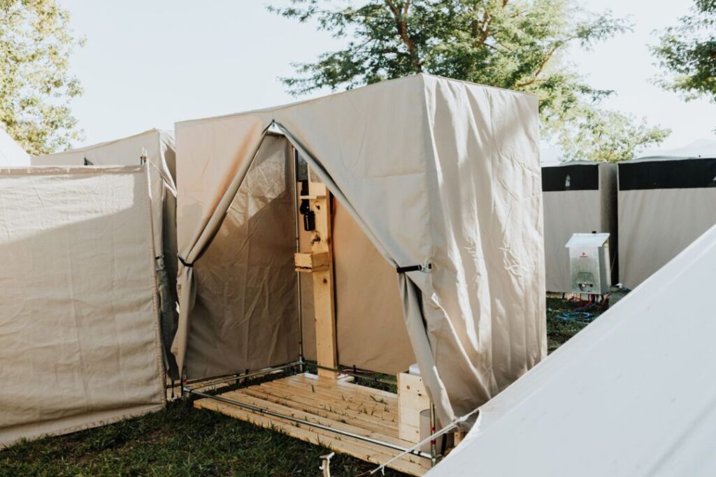 Expedition glamping Private Bathrooms 